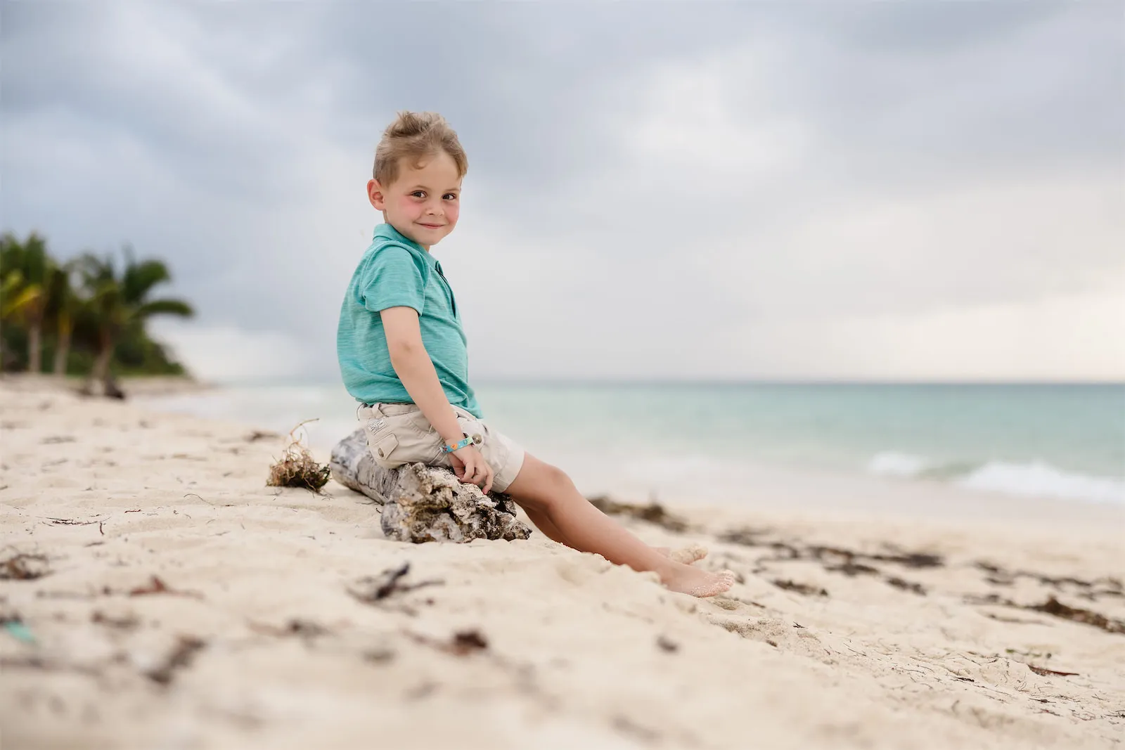 Kids playing during a vacation portrait session in Cozumel