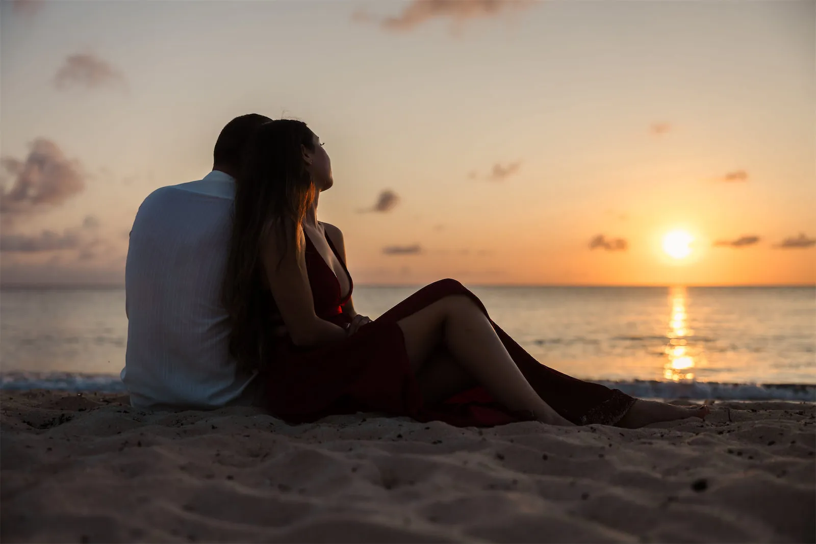 Romantic portrait of a couple at sunset in Cozumel